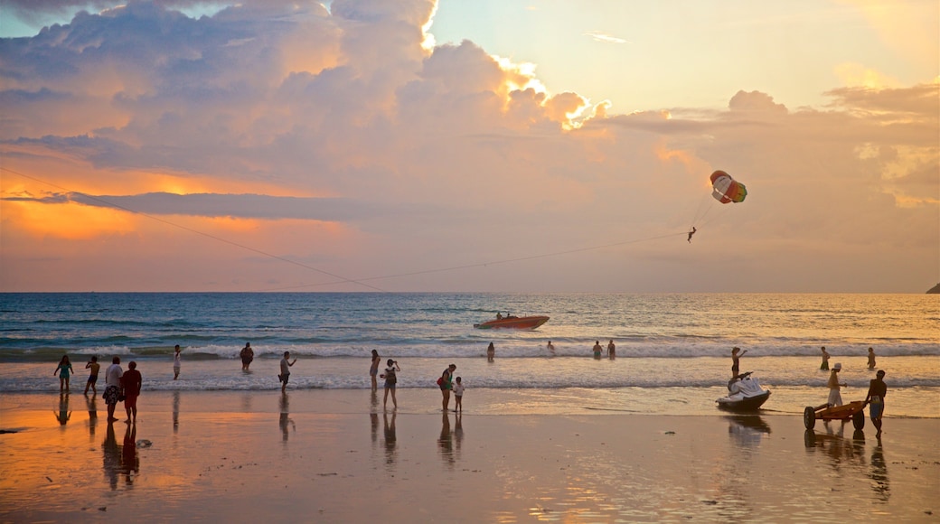 Patong ofreciendo vistas generales de la costa, una puesta de sol y una playa
