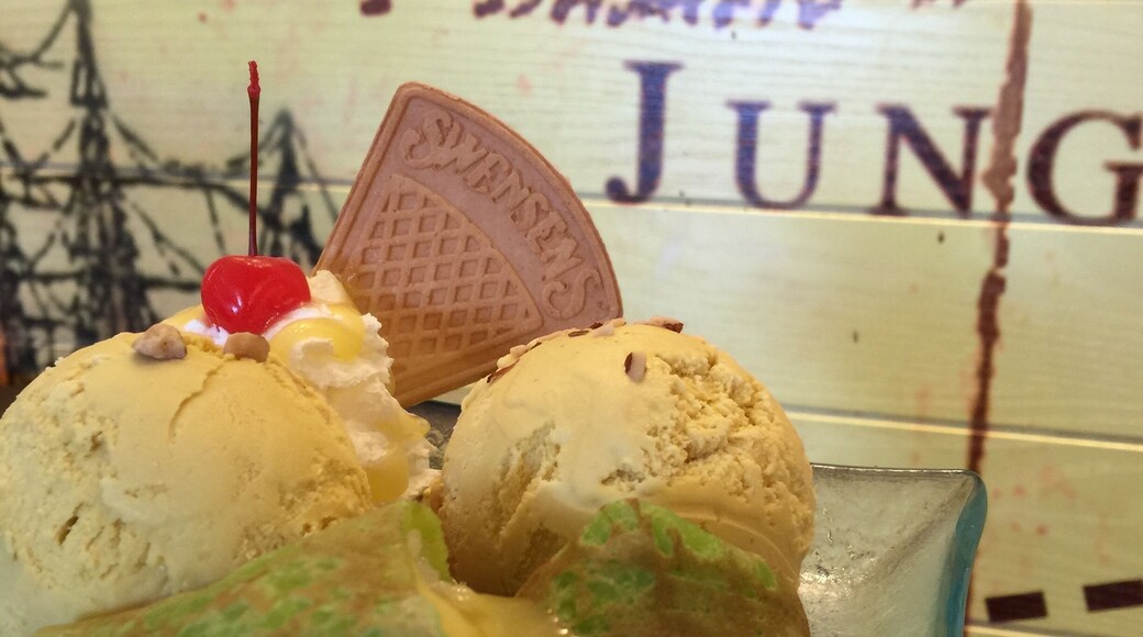 Durian Mon Thong Pandan Crepe