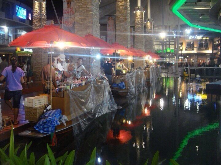 Inside JungCeylon Mall you can find small floating market selling stuff basically for tourists such as keychains, tshirts, fridge magnets etc 