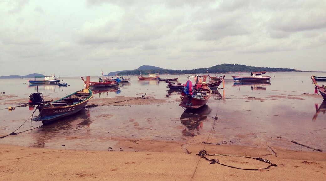 As we eating we could stare out onto this beautiful view. Lots of boats and some local kids playing in the water.