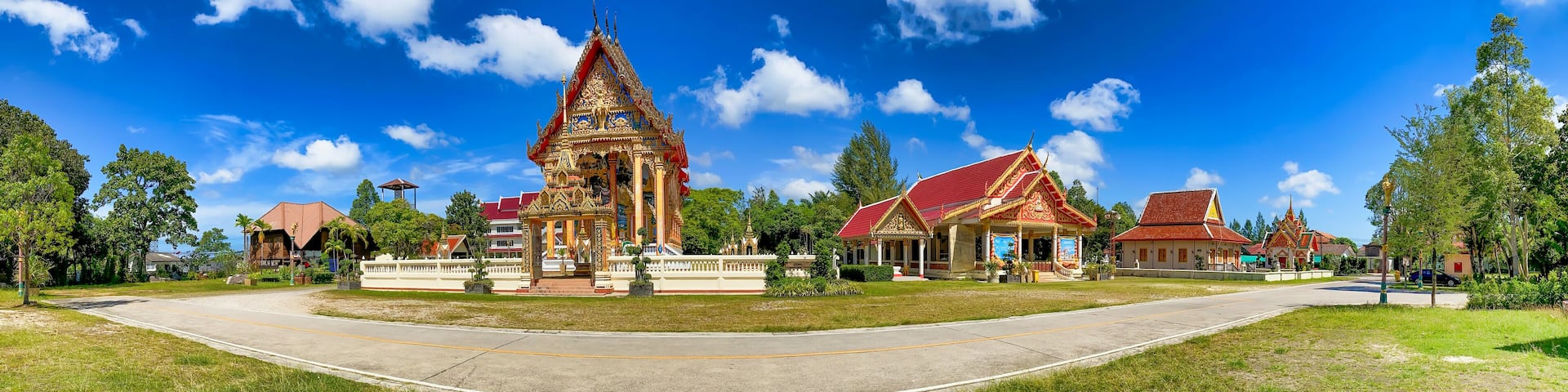 Un ensemble de temples à l’architecture riche et élaborée, sous un ciel d’un bleu limpide.