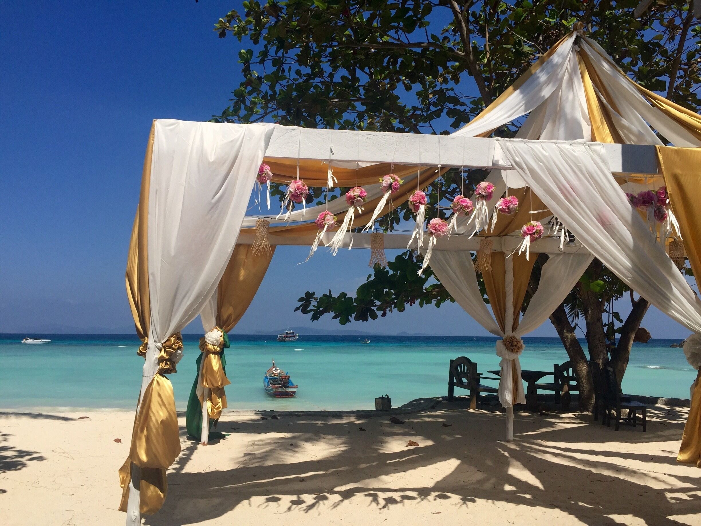 Lunch break on this island during snorkel. I recommend the iced coffee!!! 
#BeachBound