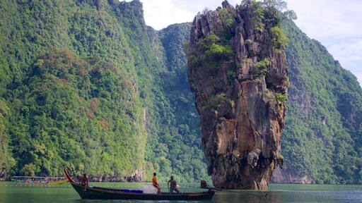 Phang Nga som viser bådsejlads, bjerge og klippekystlinje