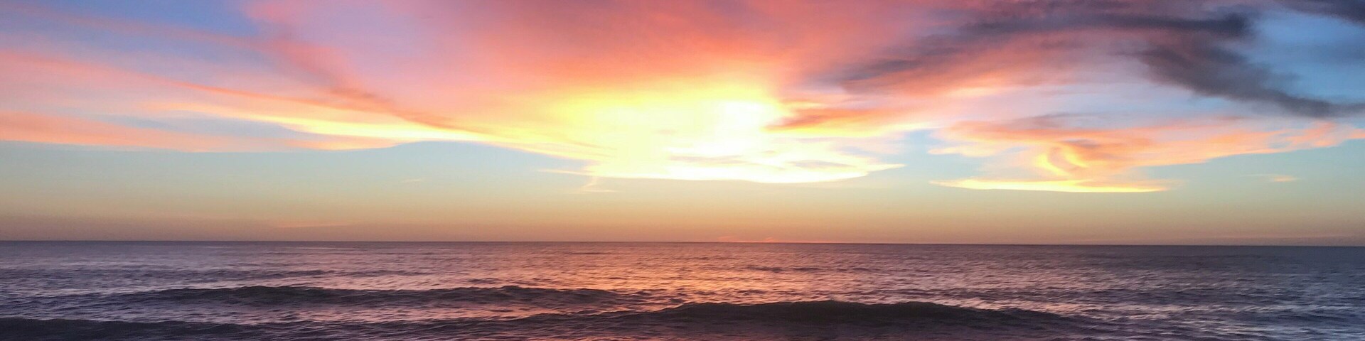 vivid sky colour during the sunset. #lifeatexpedia