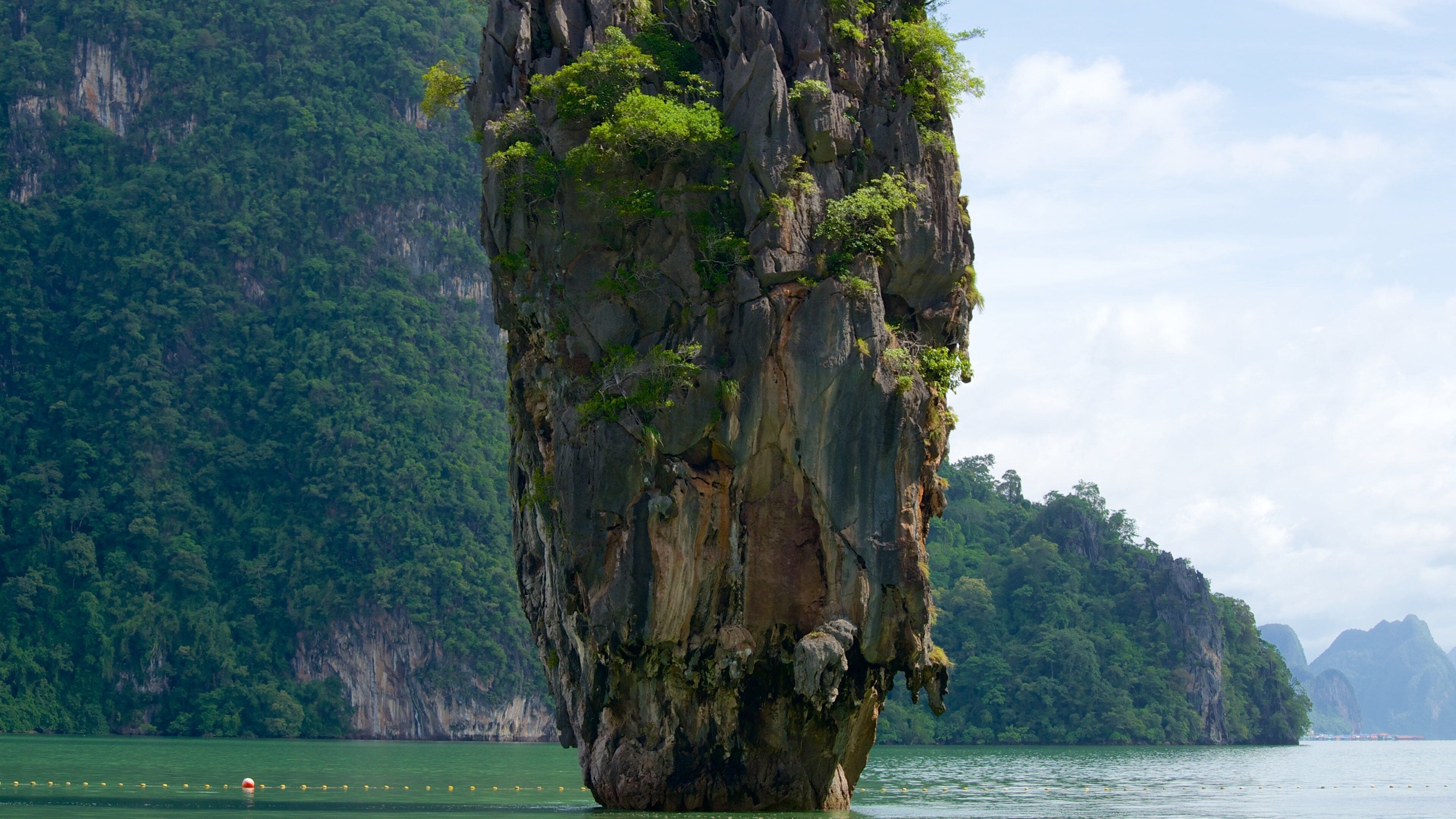 Phang Nga welches beinhaltet Inselbilder und Felsküste