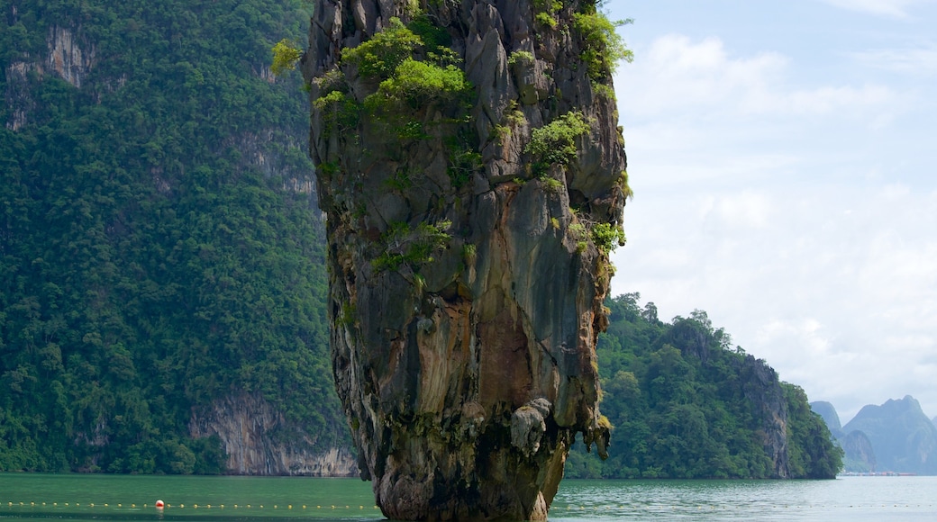 Phang Nga welches beinhaltet Inselbilder und Felsküste