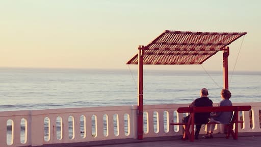 Santa Cruz is a beautiful Beach spot. You can find several red benches with red sunshades along the coast, that invite you to take a seat and enjoy the seaview.