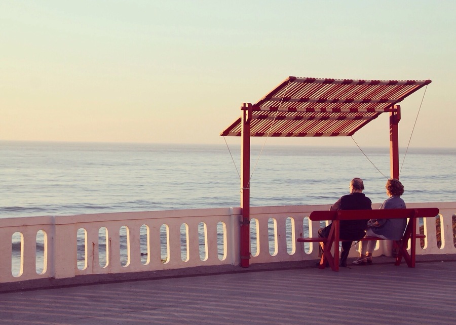 Santa Cruz is a beautiful Beach spot. You can find several red benches with red sunshades along the coast, that invite you to take a seat and enjoy the seaview.