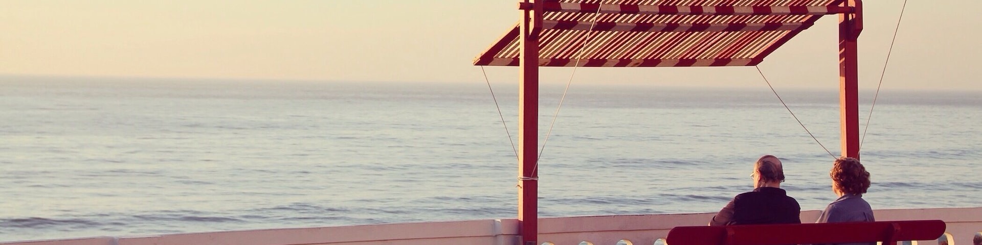 Santa Cruz is a beautiful Beach spot. You can find several red benches with red sunshades along the coast, that invite you to take a seat and enjoy the seaview.