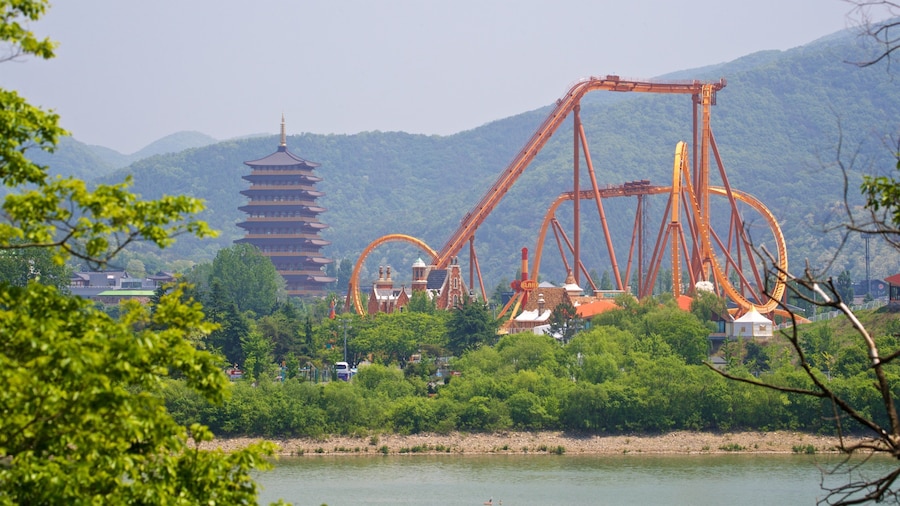 Bomun Lake showing rides