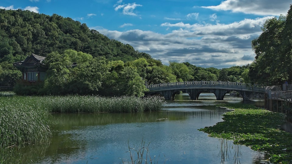 Daegu Duryu Park is home to Daegu Tower (the tallest observation tower in Korea), Ubang Tower Land, Daegu Culture and Arts Center, and numerous other cultural and leisure facilities. The park is a favorite relaxation spot for many Daegu citizens.