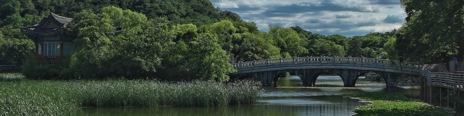 Daegu Duryu Park is home to Daegu Tower (the tallest observation tower in Korea), Ubang Tower Land, Daegu Culture and Arts Center, and numerous other cultural and leisure facilities. The park is a favorite relaxation spot for many Daegu citizens.