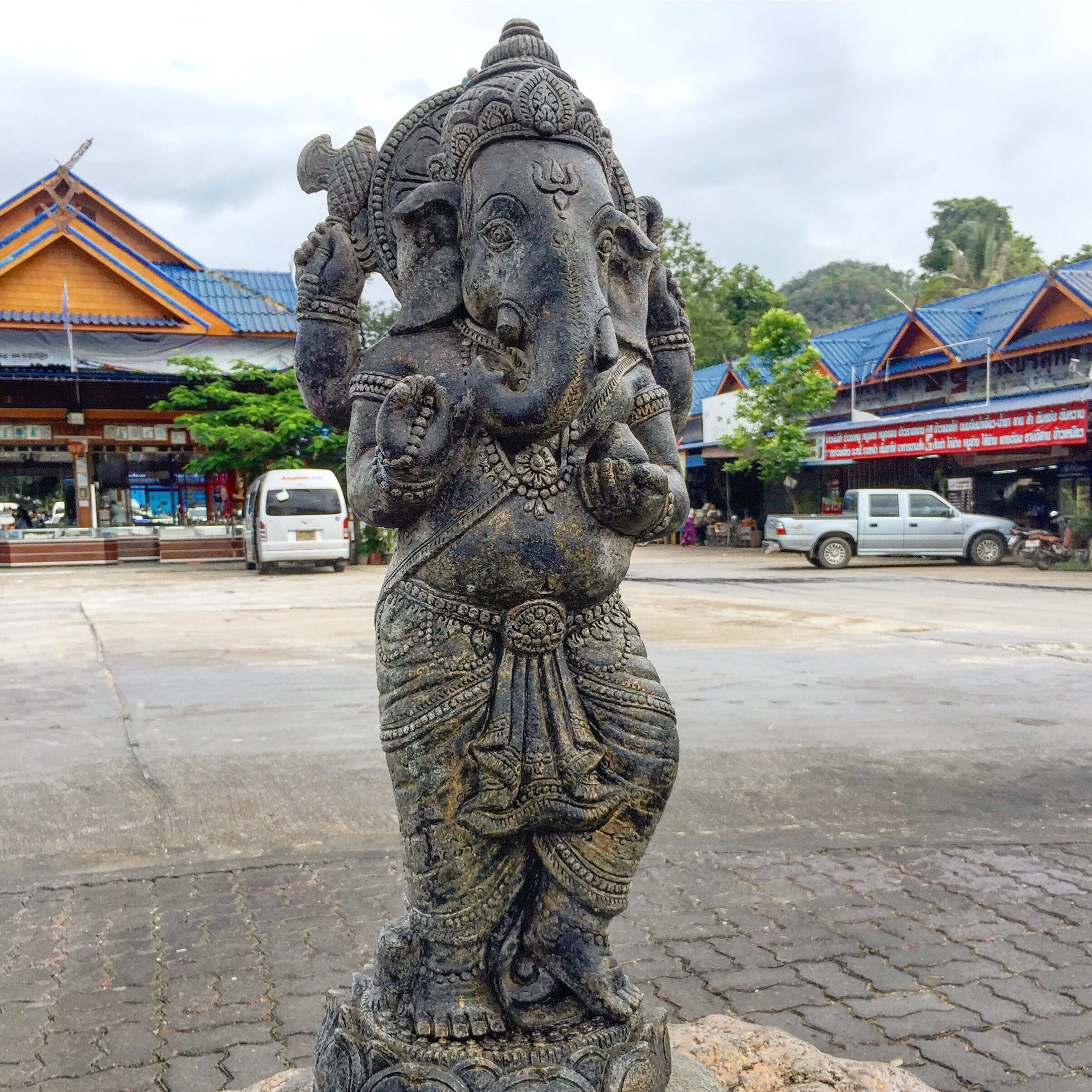 Lord Ganesha watching over the hot spring and market. 