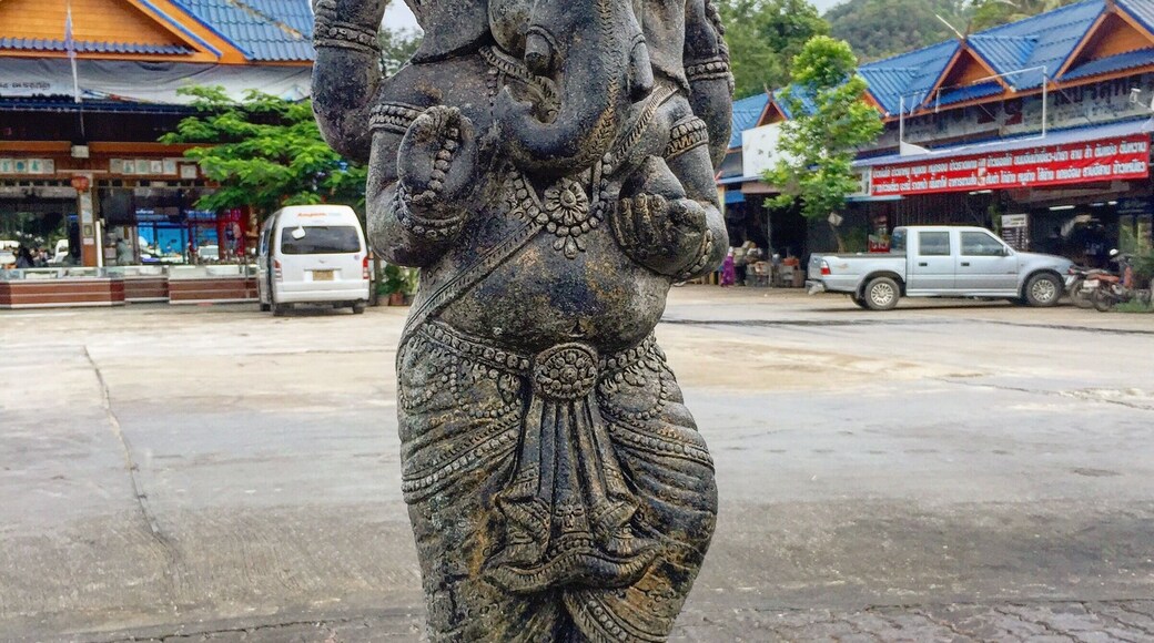 Lord Ganesha watching over the hot spring and market.
