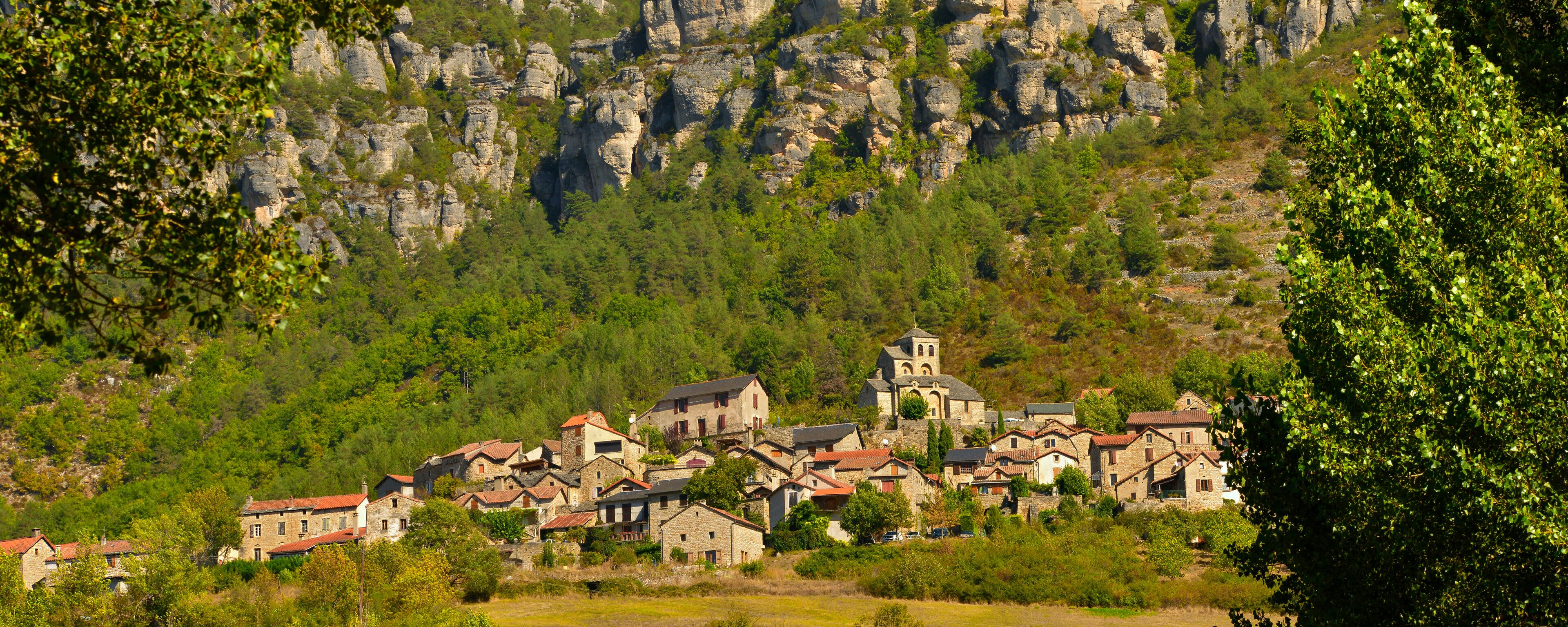 Panoramique sur Liaucous (12720 Mostuéjouls) au pied de la montagne, Aveyron en Occitanie, France