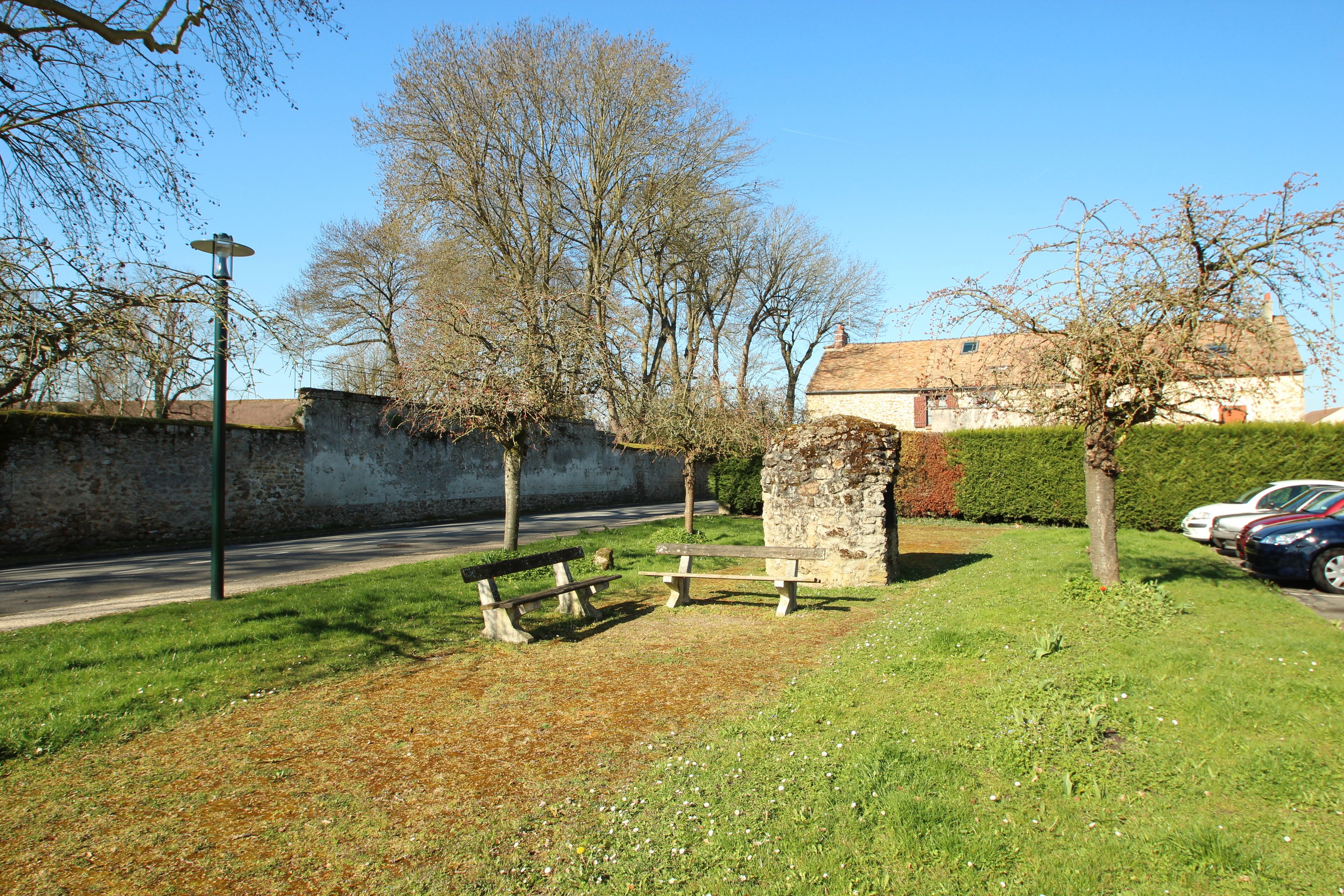 Well in Saint-Aubin, Essonne, France.