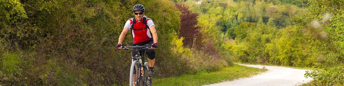 Kroatien, Istrien, Mountainbiker am Parenzana Biketrail vor Motovun