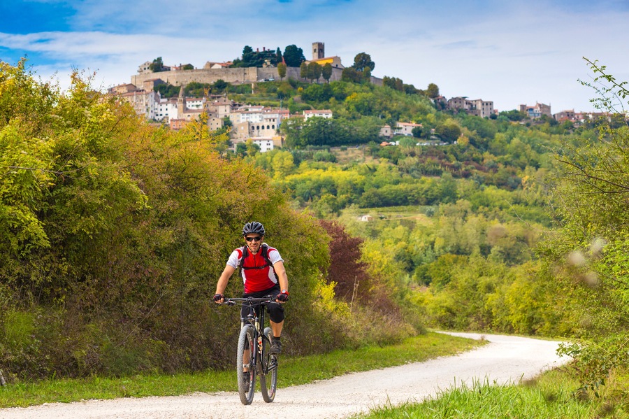Kroatien, Istrien, Mountainbiker am Parenzana Biketrail vor Motovun