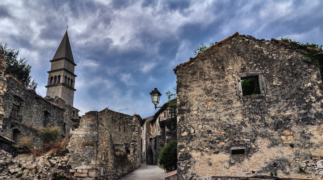 Verfallene Häuser in Pican, Istrien