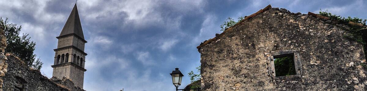 Verfallene Häuser in Pican, Istrien