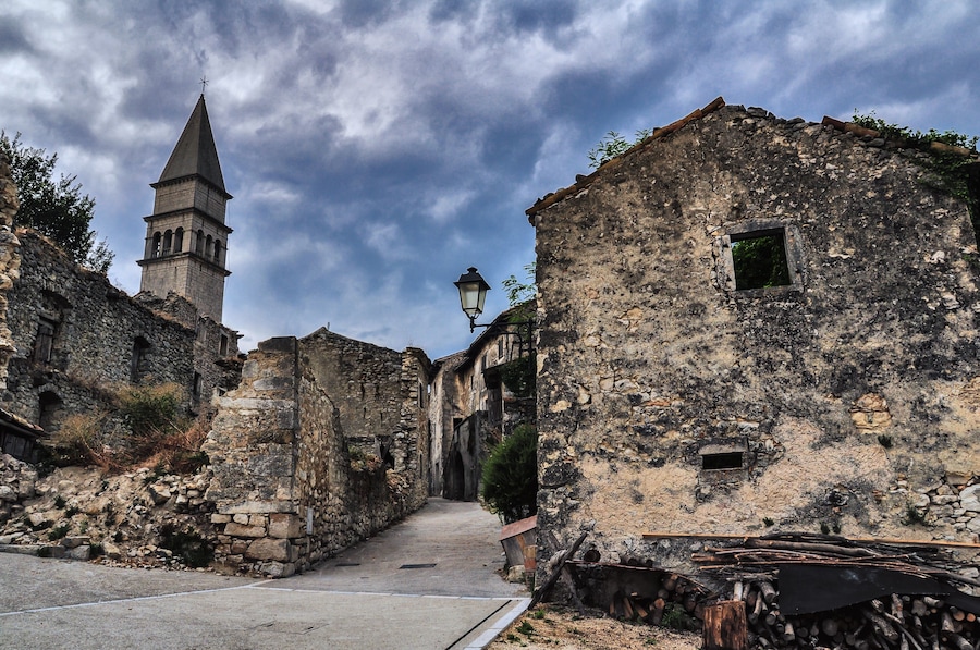 Verfallene Häuser in Pican, Istrien