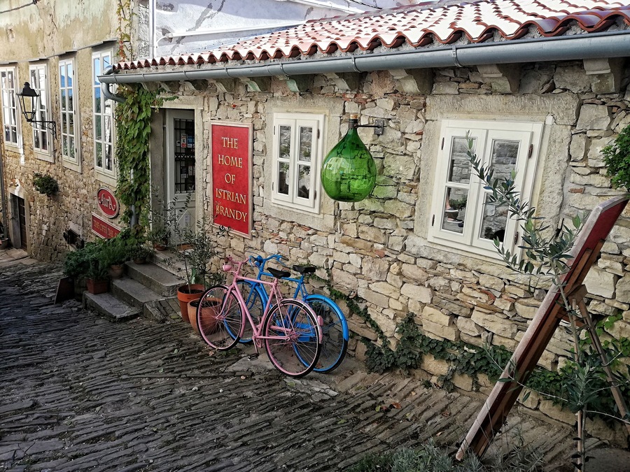🇭🇷 Hum is the documented smallest city in the world (entered in the Guinness Book of Records). The city has 28 residents, has 2 main stone streets and several shops. (one of them in the picture)