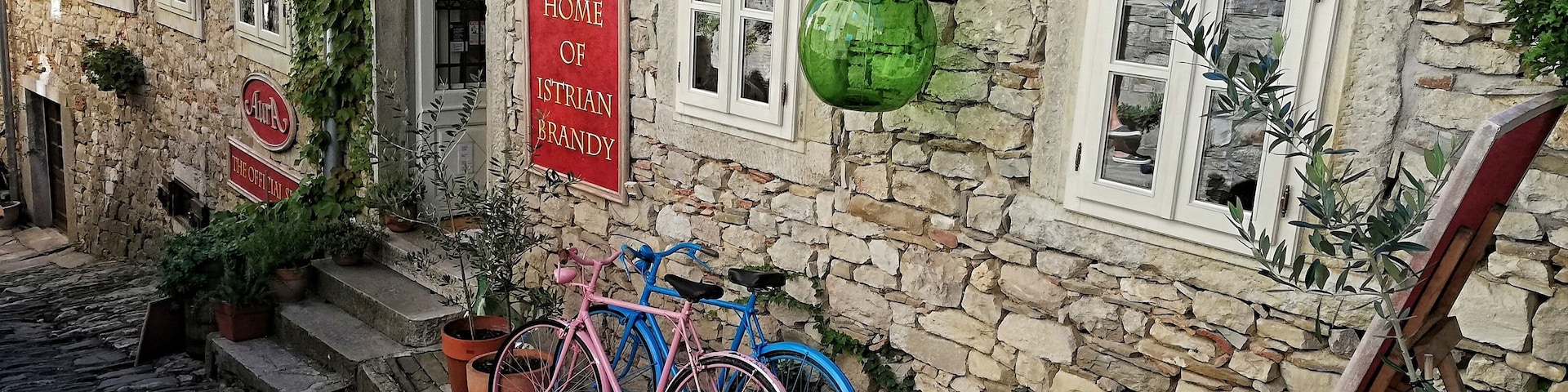 🇭🇷 Hum is the documented smallest city in the world (entered in the Guinness Book of Records). The city has 28 residents, has 2 main stone streets and several shops.  (one of them in the picture)