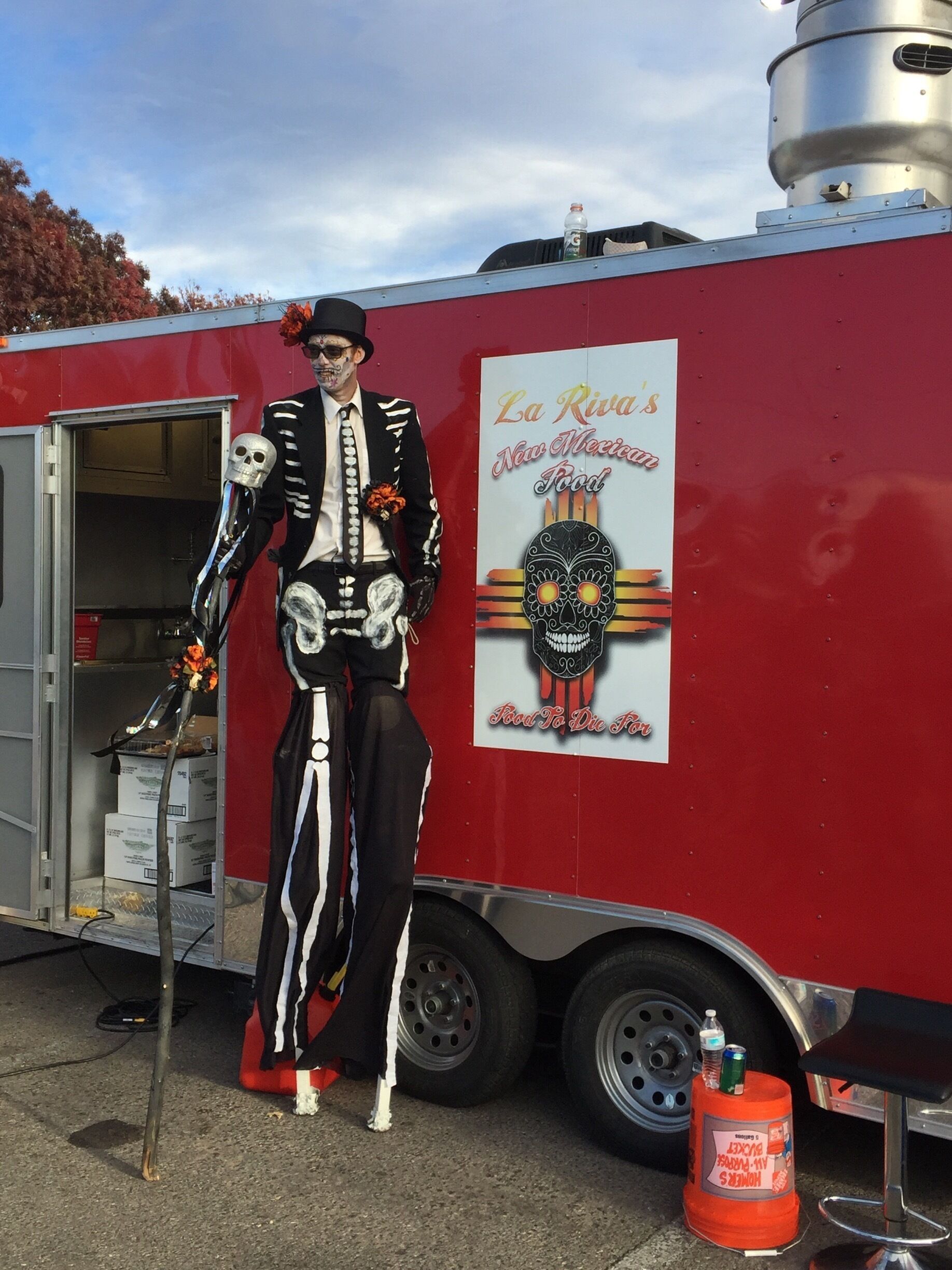 This food truck’s motto is “food to die for” and was perfectly at home along the parade route of the 25th annual Marigold Parade to celebrate Day of the Dead 💀 