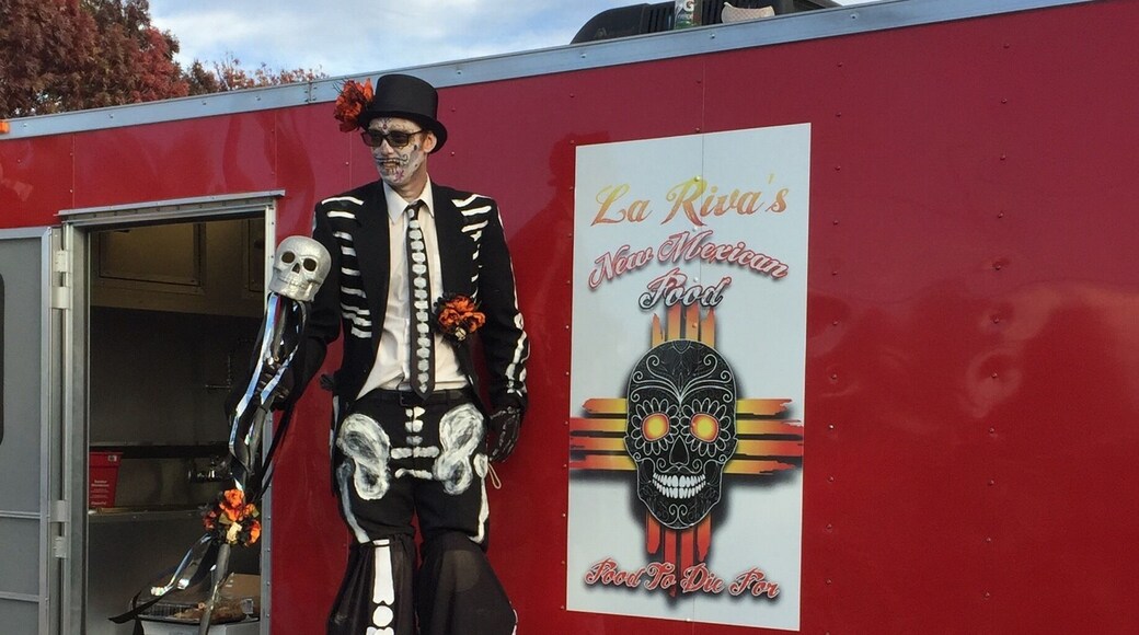 This food truck’s motto is “food to die for” and was perfectly at home along the parade route of the 25th annual Marigold Parade to celebrate Day of the Dead 💀