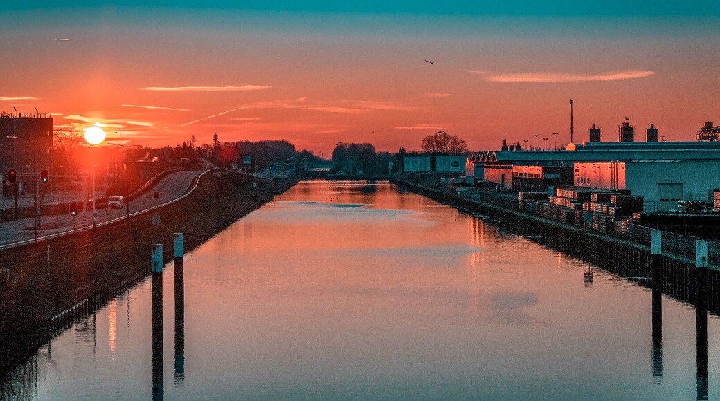 I woke up real early to catch this sunrise at the canal of Veghel.
#veghel
#netherlands
#sunrise