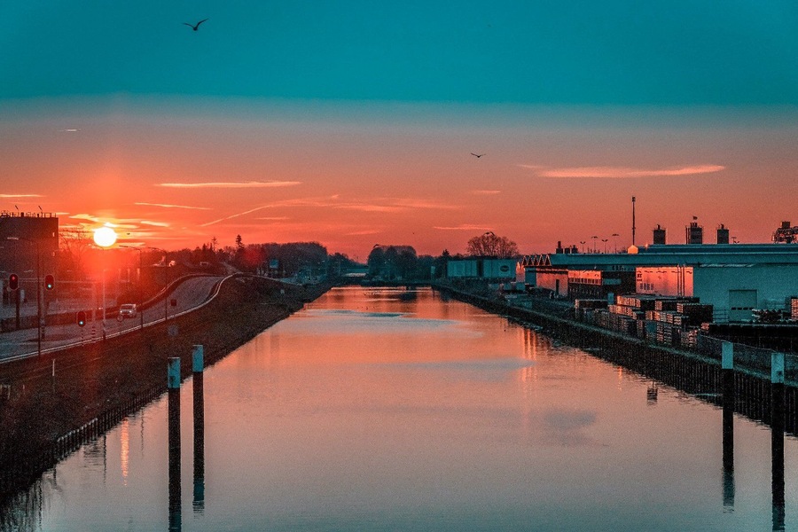 I woke up real early to catch this sunrise at the canal of Veghel.
#veghel
#netherlands
#sunrise