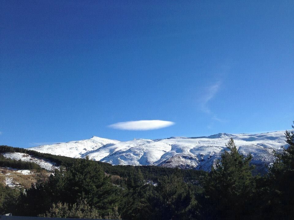 Driving around the snowy tops of the Sierra Nevada. Did you also know you can have a decent ski here in winter? #snow