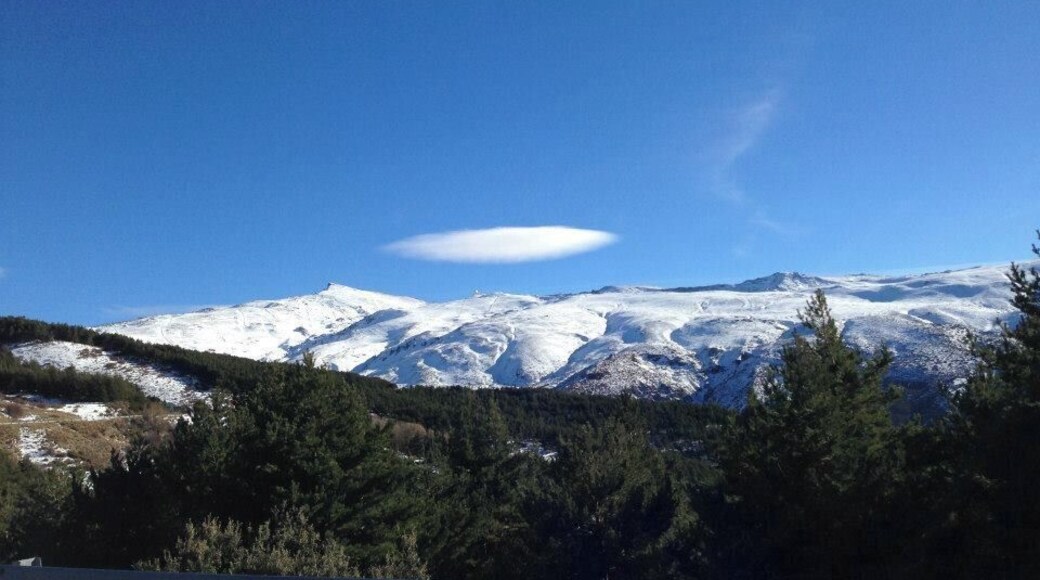 Driving around the snowy tops of the Sierra Nevada. Did you also know you can have a decent ski here in winter? #snow