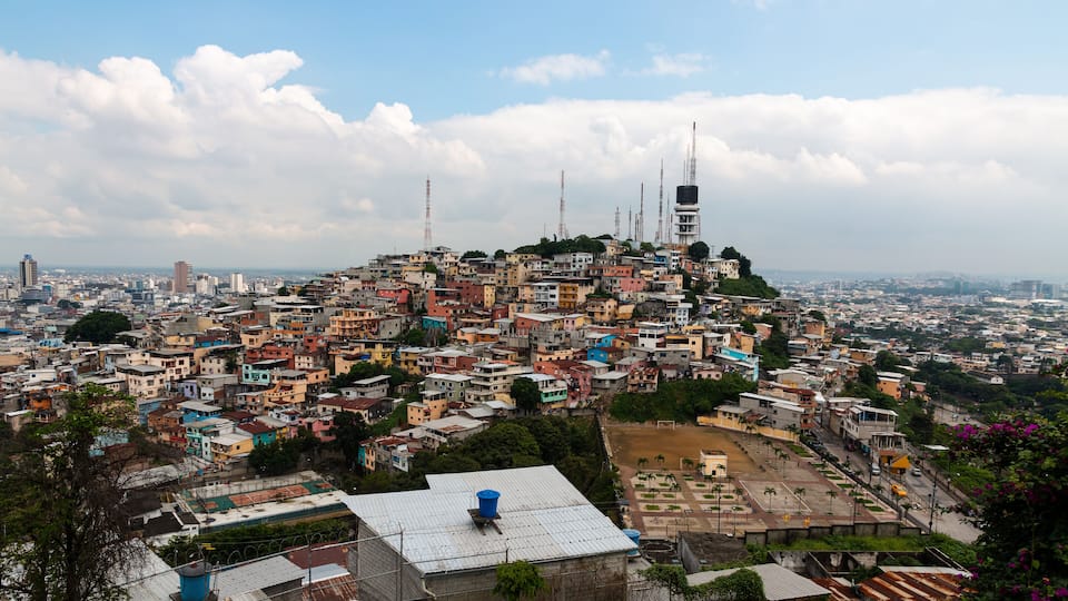 Vista panorámica de las favelas de cerro santa ana, guayaquil, ecuador