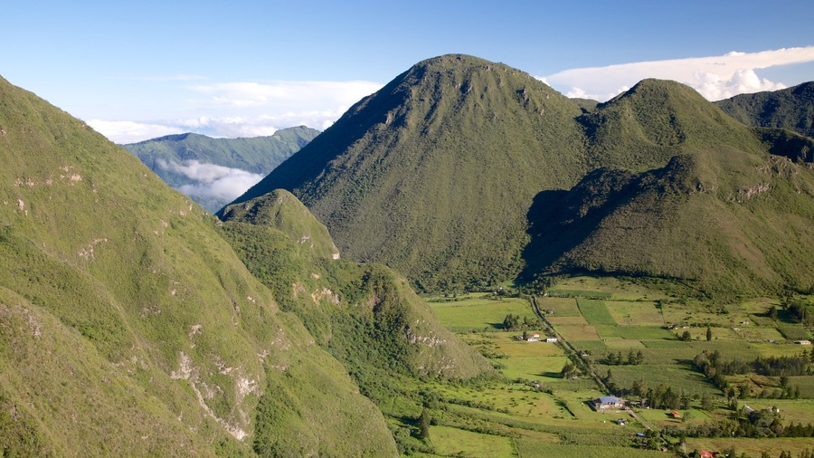 Quito showing mountains, landscape views and farmland