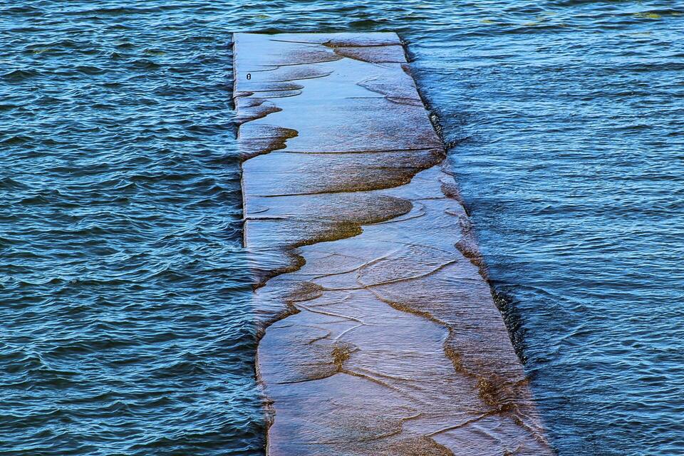 Un sentier de pierres qui traverse l’eau.