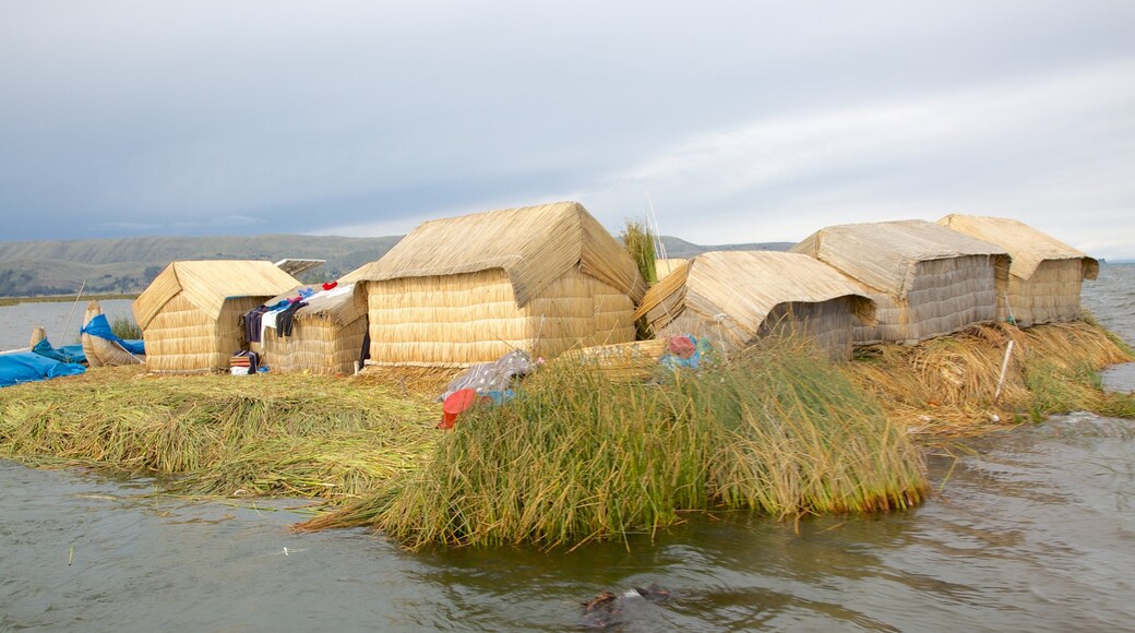 Uros Floating Islands fasiliteter samt innsjø og liten by eller landsby