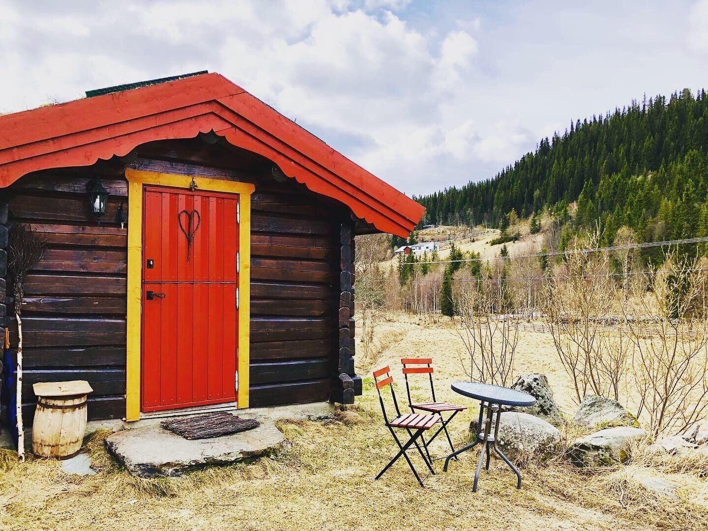 This part of Norway has very few people and no hotels so we stayed at our first #Airbnb/farm! Molly at Undli Farm has a guest bedroom in the main house, this little cabin, and a bedroom in the barn. We ended up chatting with her for hours and she made us a lovely salad for dinner. #norway
