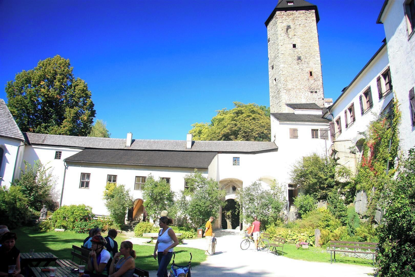 Roštejn, romantic hunting lodge in the Woods, invites you to explore their inner space, utility room, exit to the Tower, or to sit in the courtyard and in the Castle pub. Roštejn due to its central location in a former hunting area combines history and nature and is an ideal family and sporting trips. (near Jihlava/Telc)
Original Cz website :
http://www.hrad-rostejn.cz/