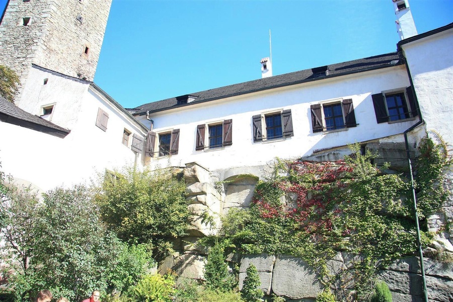 Roštejn, romantic hunting lodge in the Woods, invites you to explore their inner space, utility room, exit to the Tower, or to sit in the courtyard and in the Castle pub. Roštejn due to its central location in a former hunting area combines history and nature and is an ideal family and sporting trips.
http://www.hrad-rostejn.cz/