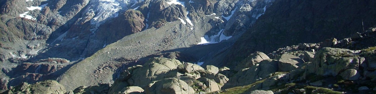 Ein Gebirge mit schneebedeckten Gipfeln und einem Gletscher.