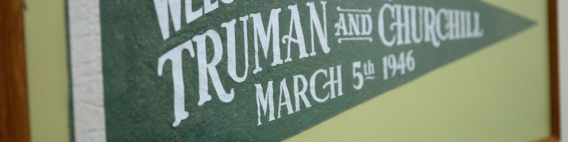 Señal de bienvenida para Fulton, Truman y Churchill, con la fecha 5 de marzo de 1946.