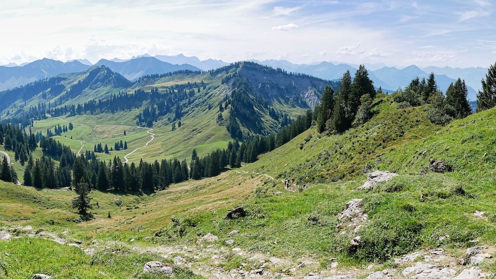 Bergpanorama mit Wanderern auf dem Weg zum Hohen Freschen in Vorarlberg