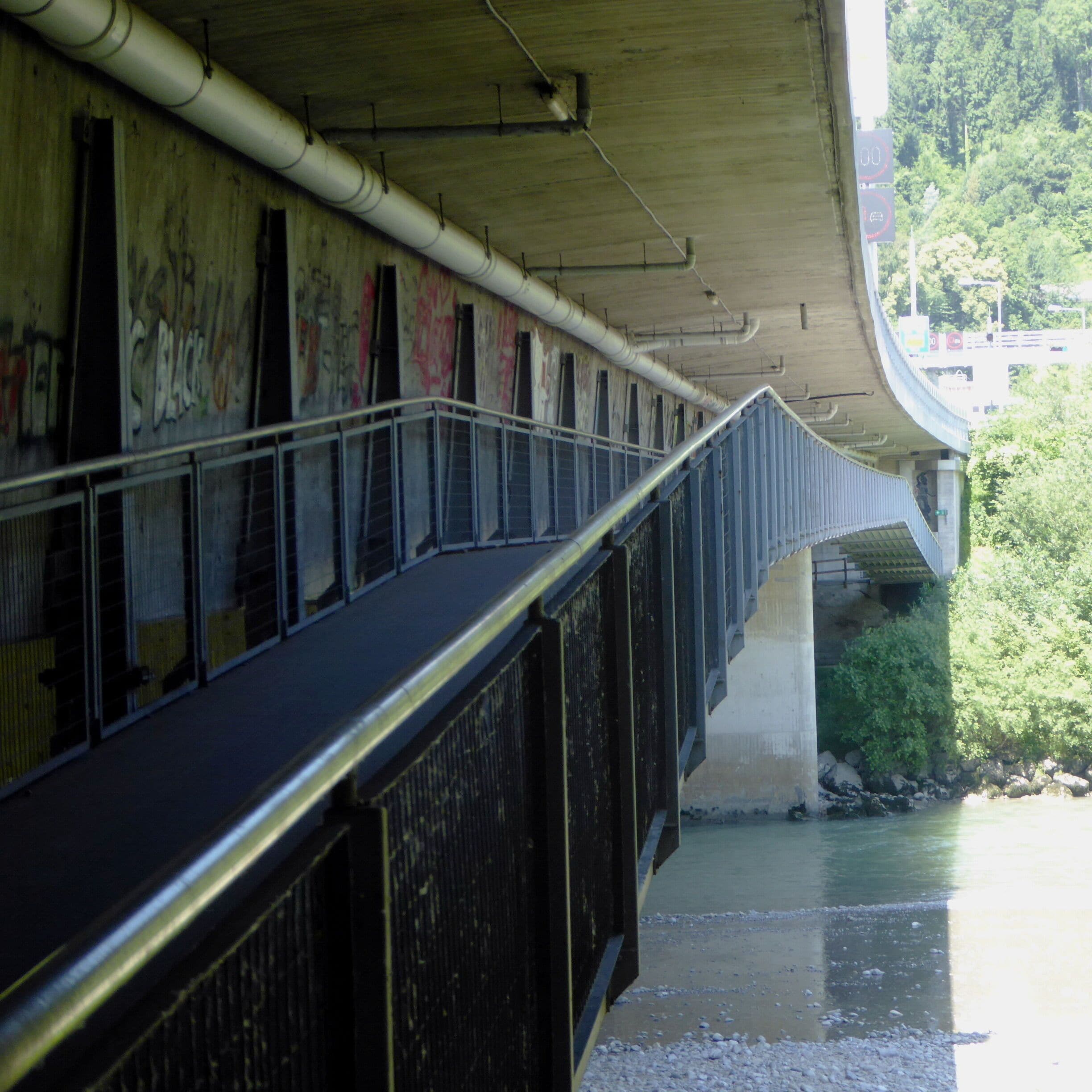 Z' Breagaz hängt ondr der Autobah A 14 e Fueßgängerbrugg über d' Breagazer Ach.