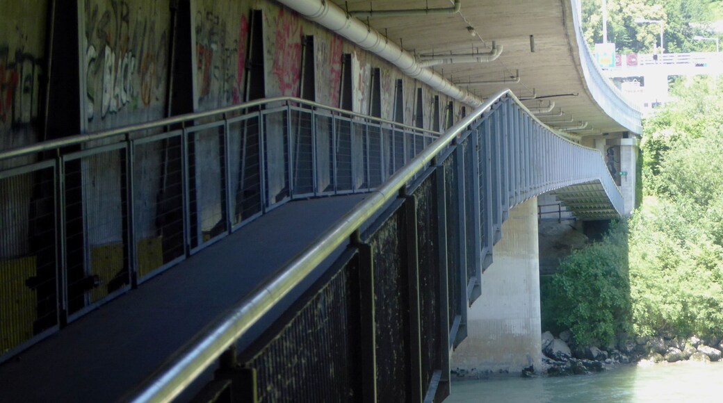 Z' Breagaz hรคngt ondr der Autobah A 14 e Fueรgรคngerbrugg รผber d' Breagazer Ach.