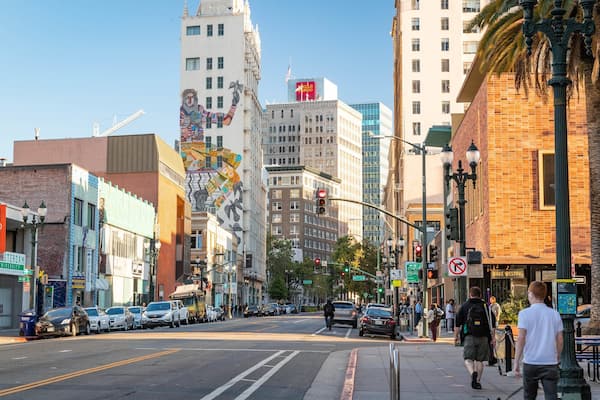 Telegraph Avenue showing street scenes and a city