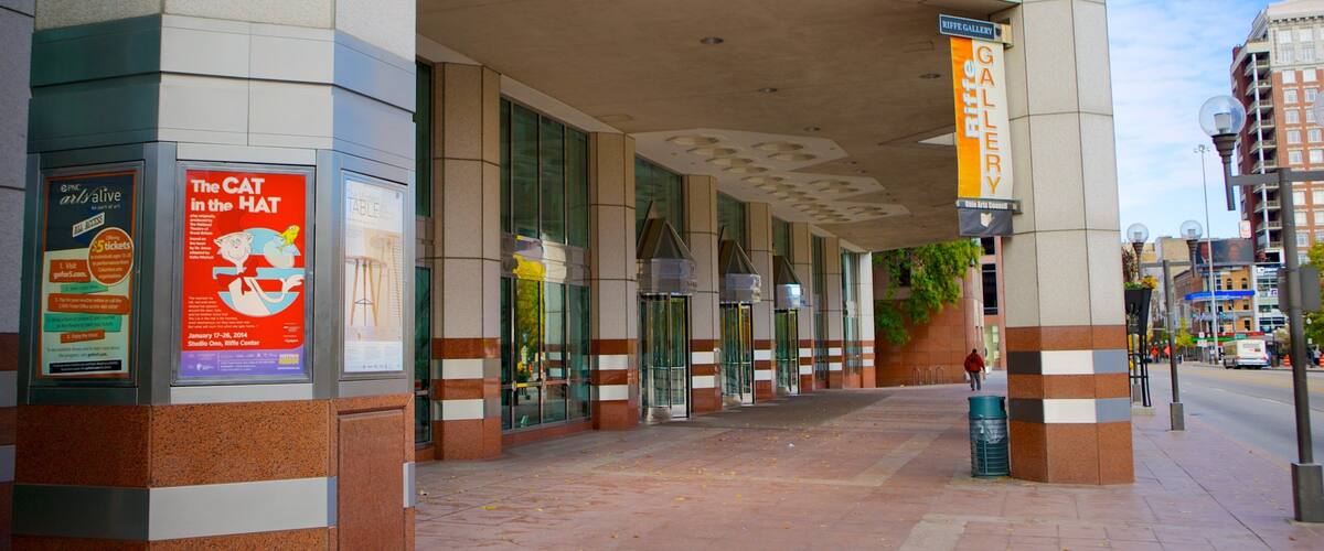 Capitol teater som inkluderer by, gatescener og teater