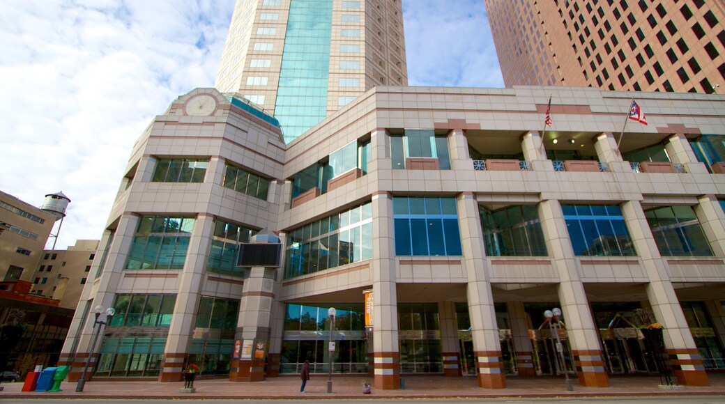 Scioto Mile showing a city, theater scenes and heritage elements