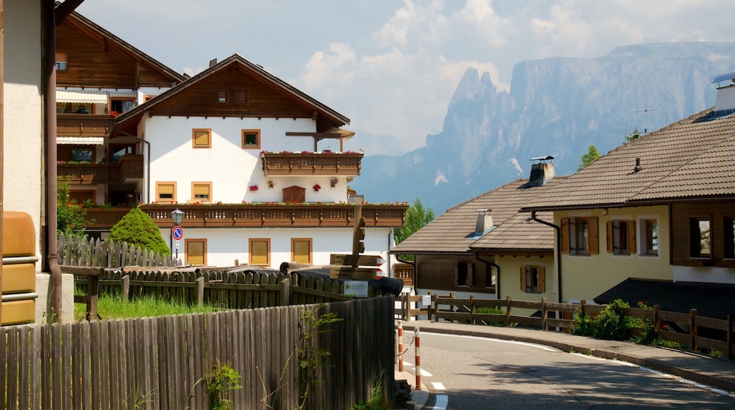 Renon featuring a small town or village and a house