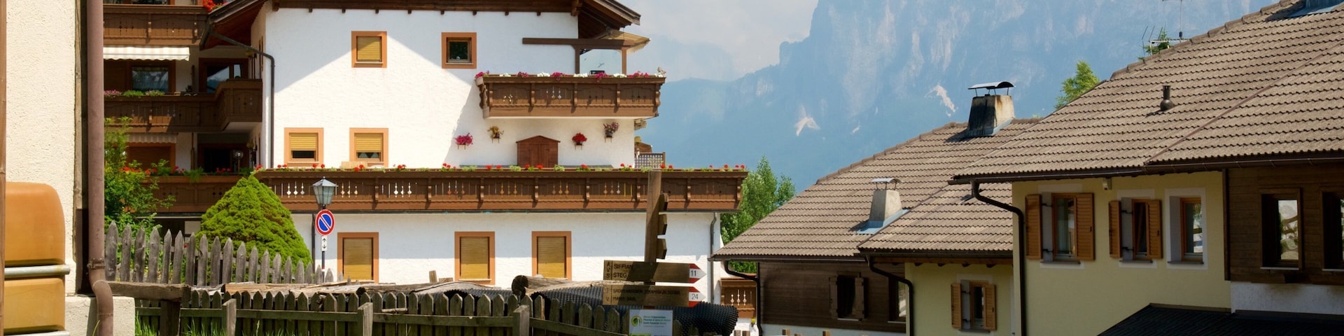 Ritten mit einem Haus und Kleinstadt oder Dorf